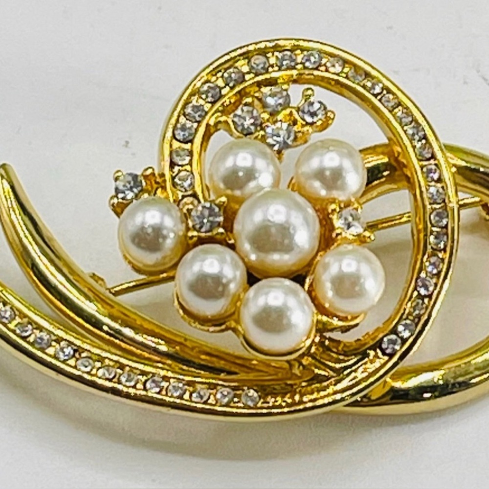 VINTAGE ELEGANT CULTURED PEARLS AND CRYSTALS GOLD MCM BROOCH